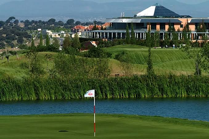 El alquiler de sedes y el campo de golf de Santander genera 7 millones para el banco