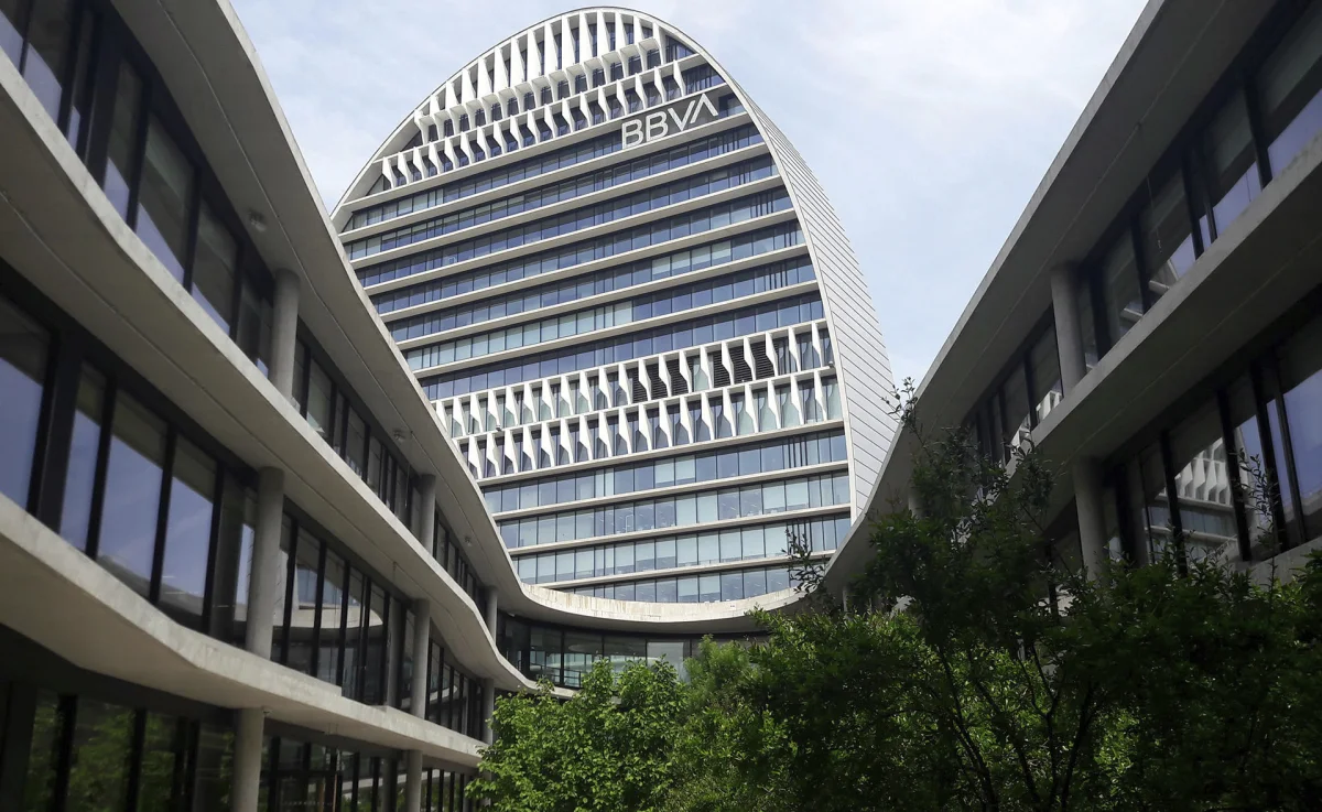 Accionistas de BBVA reciben un 16% más en dividendos, alcanzando un récord de 0,37 euros