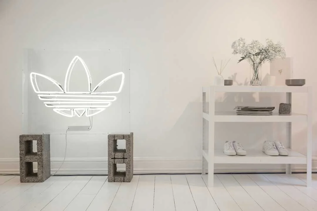 Adidas enfrenta una caída del 17% en bolsa a pesar de sus ventas récord