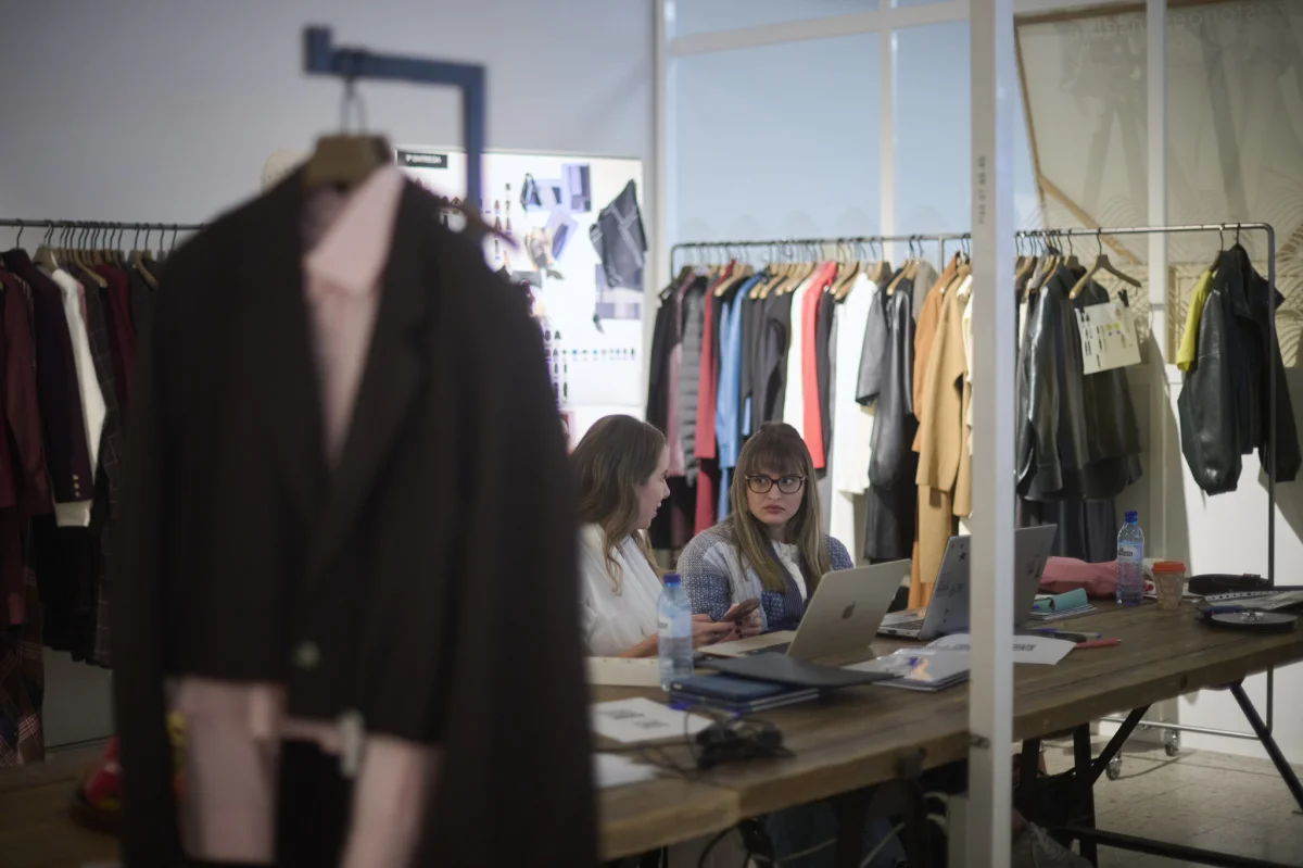 Adolfo Domínguez renueva su imagen digital para captar a un público más joven en su 50 aniversario