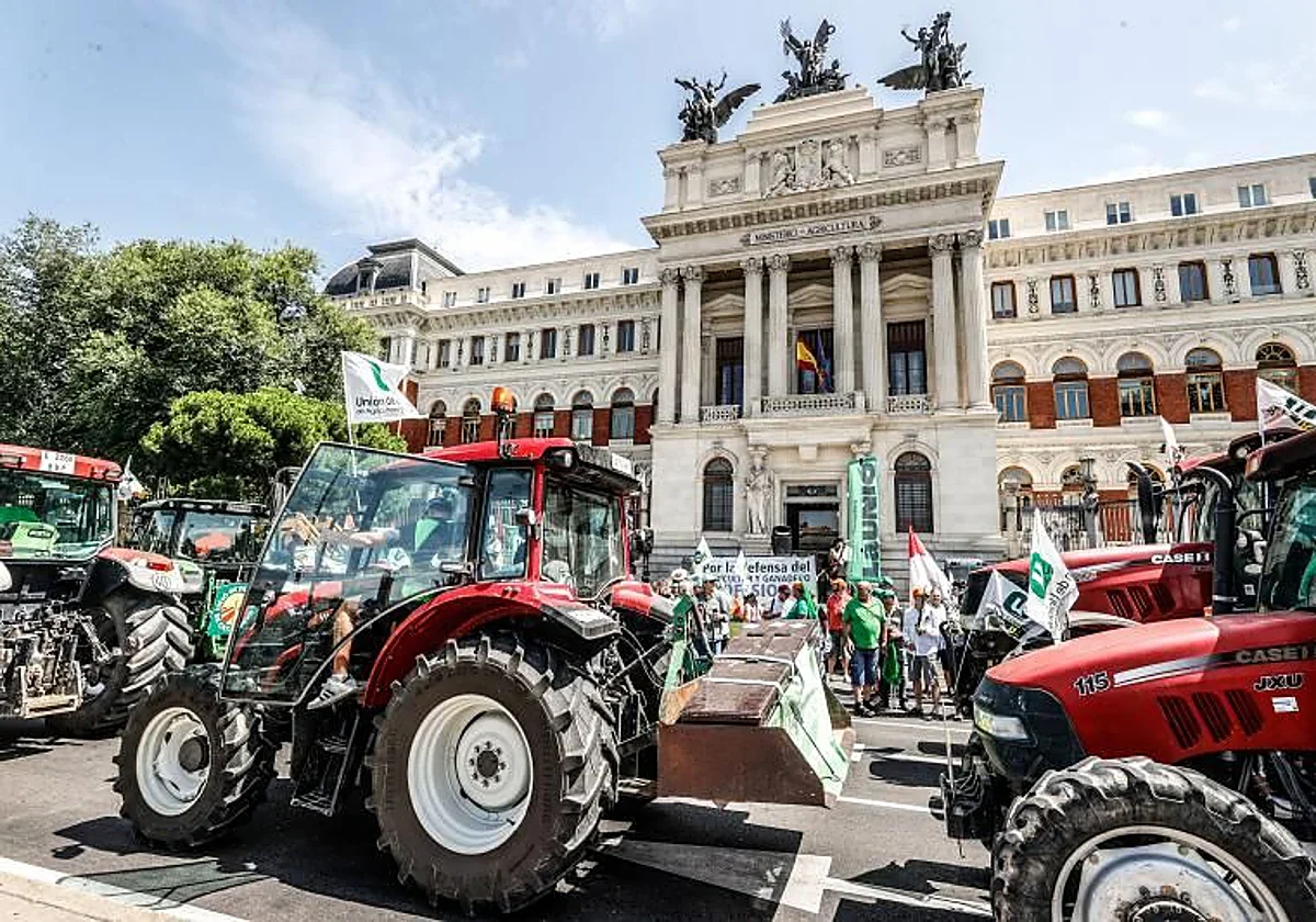 Agricultores se movilizan en Madrid: una «gran tractorada» contra la crisis del campo