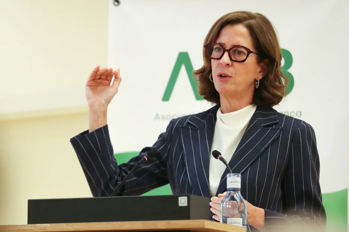 Alejandra Kindelán lidera la AEB cuatro años más en un momento crucial para la banca