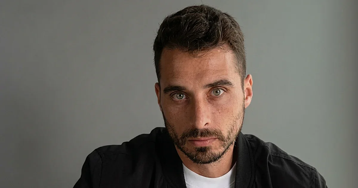 Andrés González revela cómo vivir con sus padres le permitió comprar dos casas a los 32 años