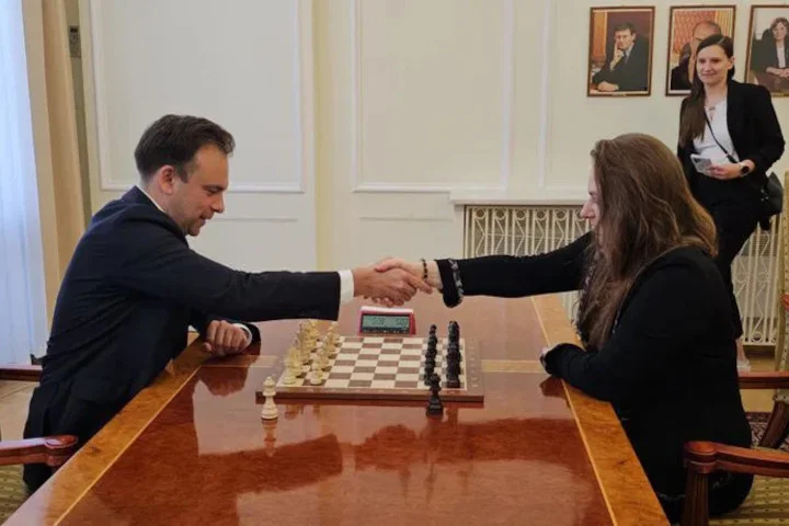 Andrzej Domanski desafía a Judit Polgar en Varsovia, un duelo que marca el ajedrez polaco