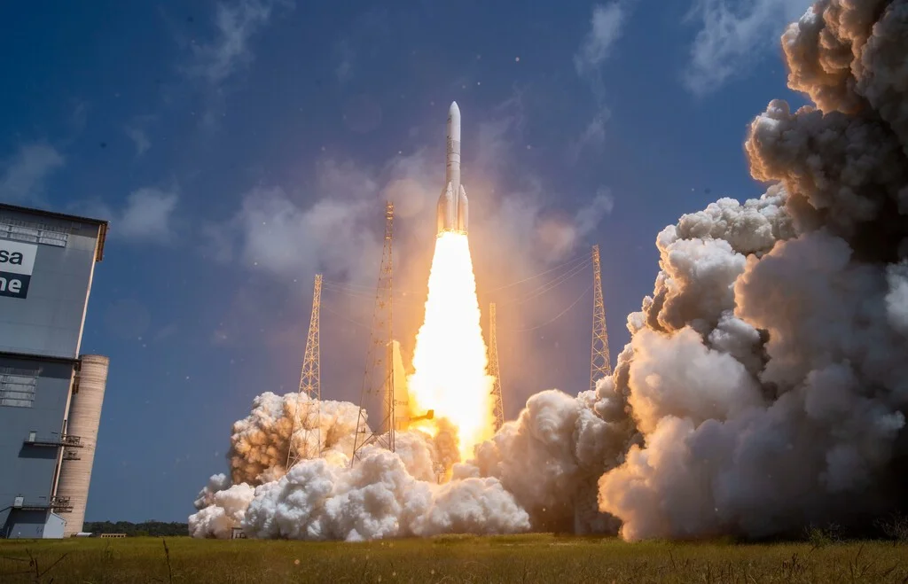 Ariane 64 lanza con éxito la carga más pesada de Amazon, marcando un hito en la industria espacial.