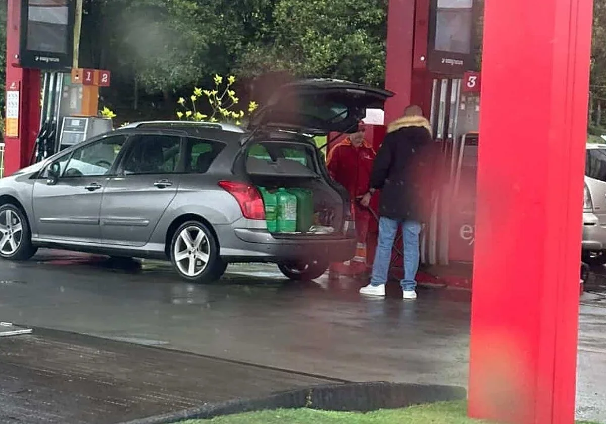 Aumento del contrabando: conductores franceses abarrotan Guipúzcoa en busca de gasolina