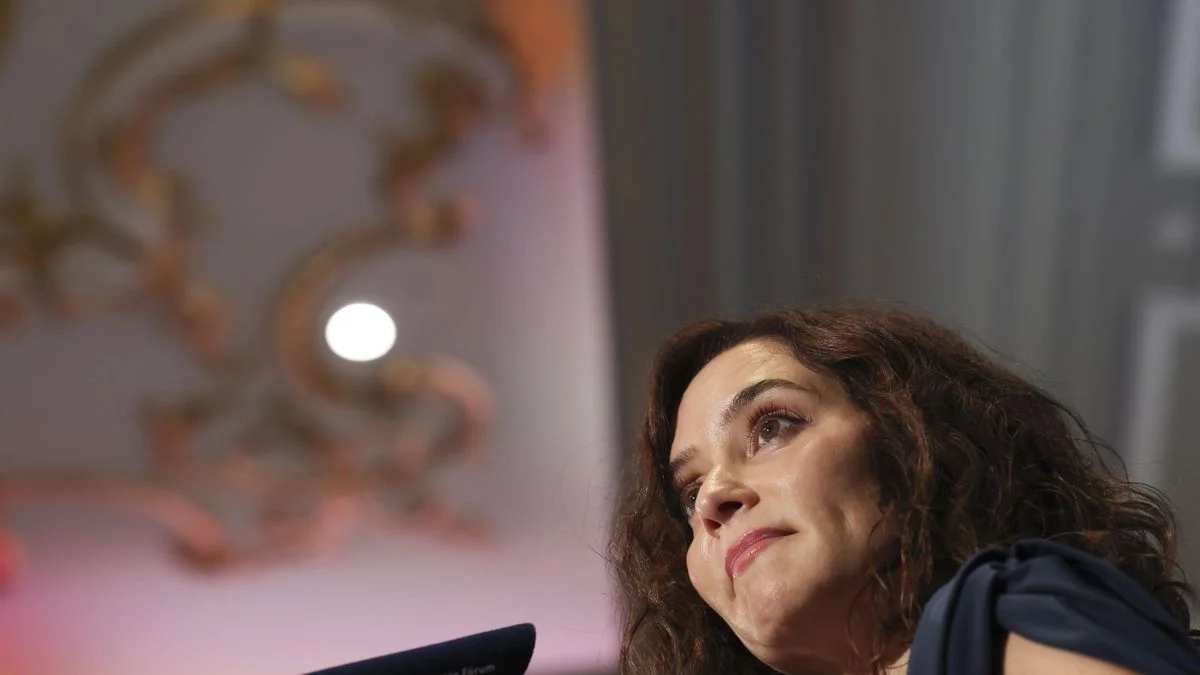 Ayuso provoca controversia al evocar símbolos del franquismo en su discurso