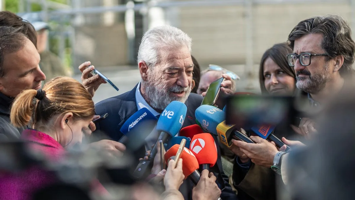 Ayuso se enfrenta a la presión de los medios: favores y amenazas en juego