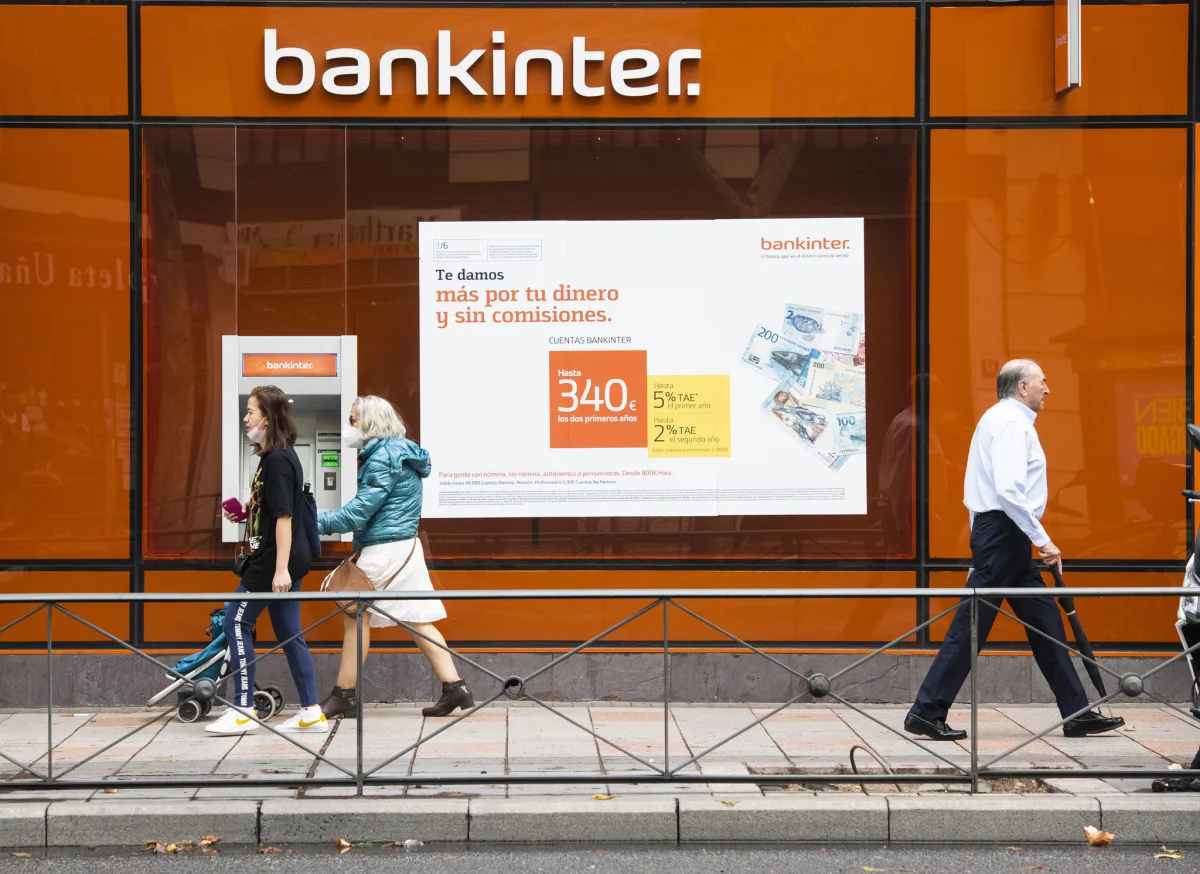 Bankinter mejora su calificación de sostenibilidad, impactando a inversores y clientes.