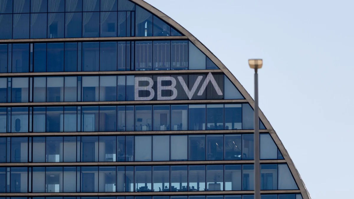 BBVA asegura que el sector de semiconductores y defensa seguirá liderando el mercado bursátil