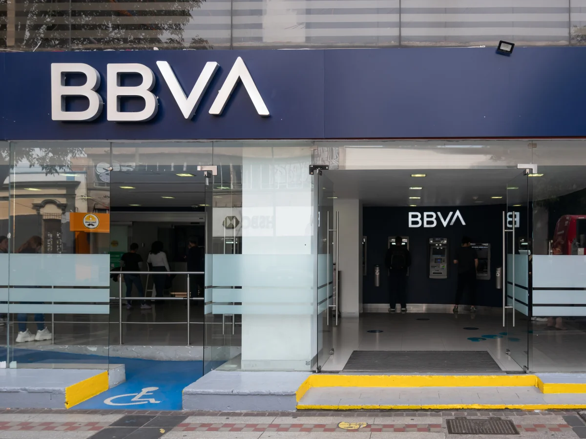 BBVA prioriza el bienestar laboral y recorta horarios en oficinas de México