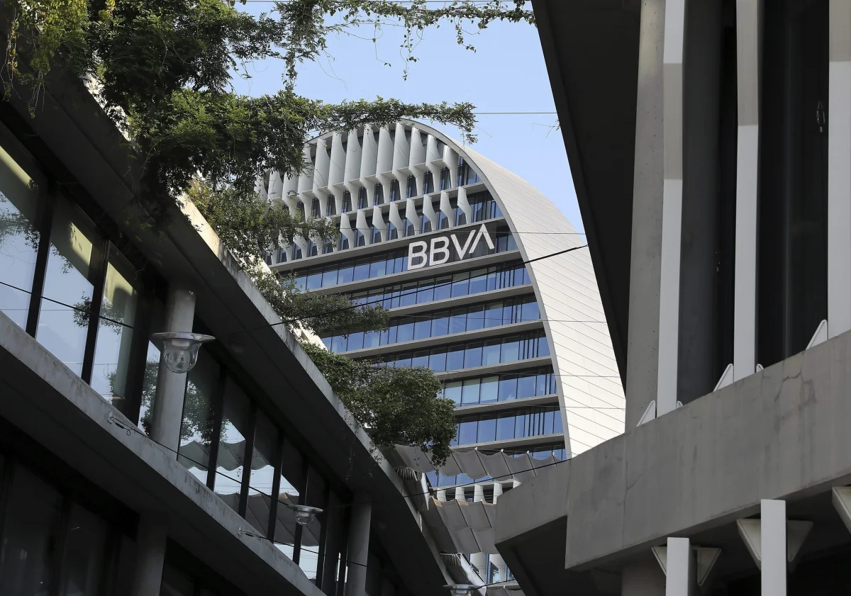BBVA se posiciona como el nuevo competidor en el mercado de financiación frente a Santander
