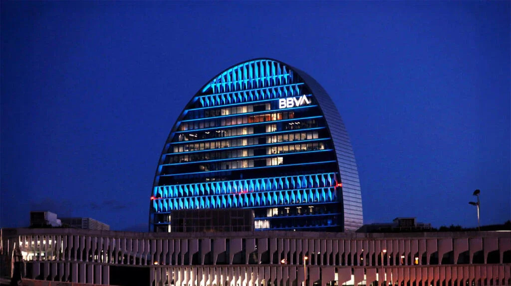 BBVA se posiciona como líder en finanzas embebidas, transformando la banca digital