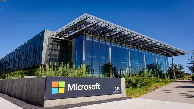 Bill Ackman refuerza su apuesta en Microsoft, generando expectación entre inversores