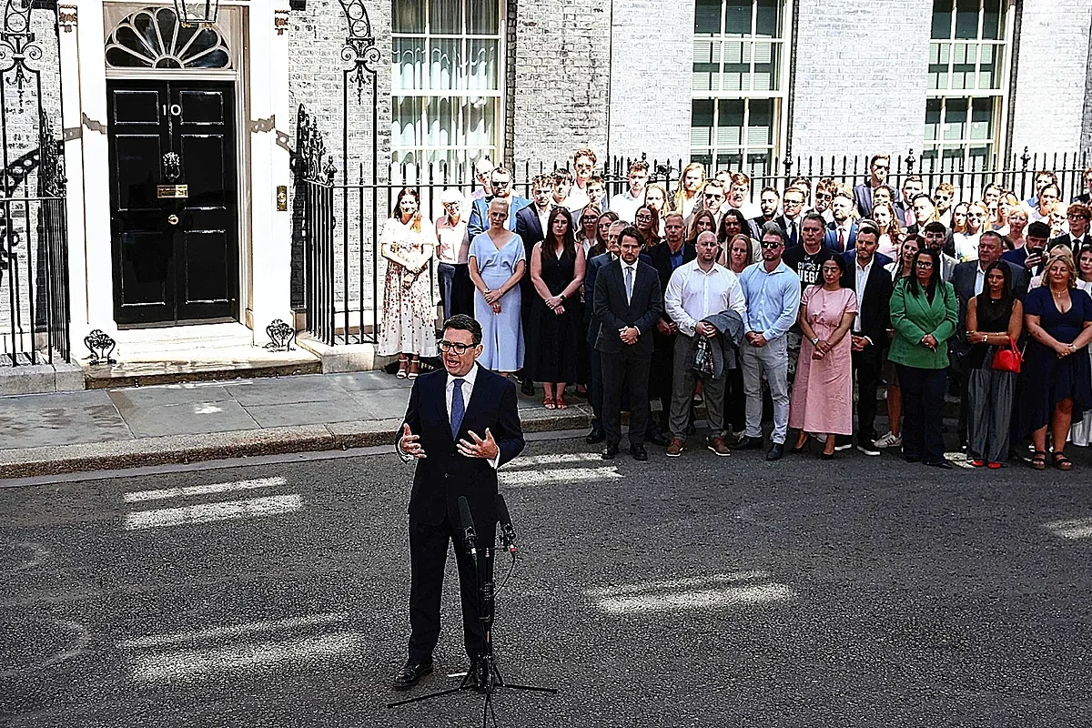 Burnham inicia su mandato con recortes fiscales y un impulso a las ayudas sociales