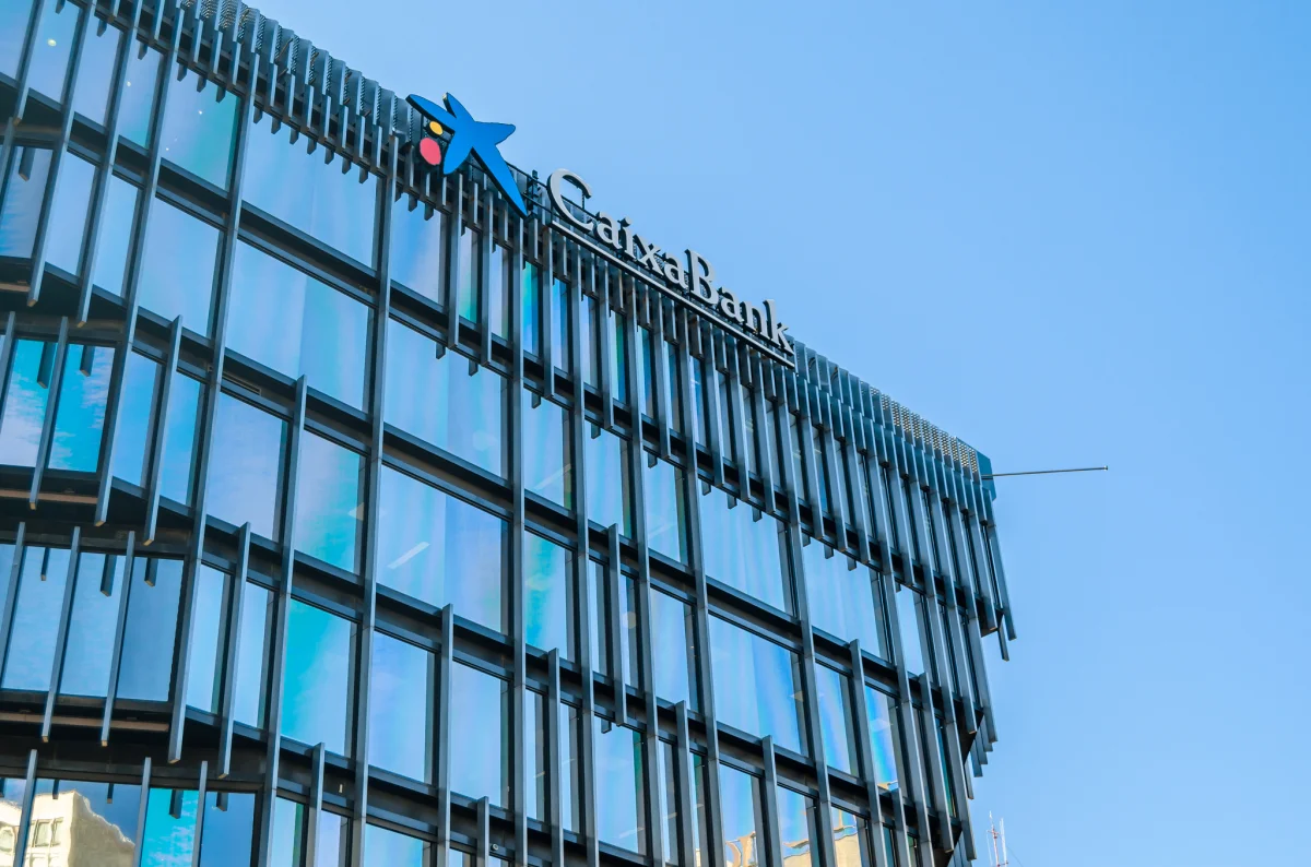 CaixaBank alcanza un récord en ventas de fondos, consolidando su dominio en el sector