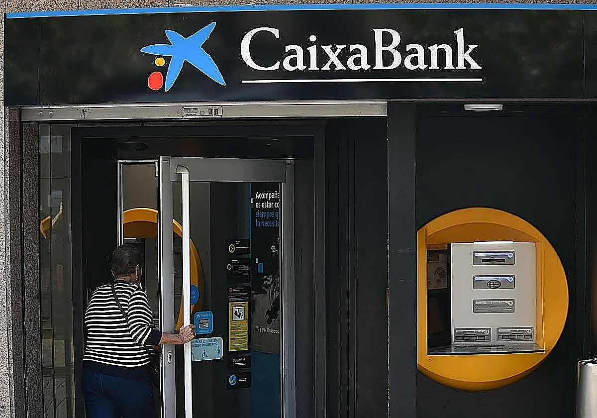 Caixabank alerta sobre el impacto de las nóminas en la economía de sus clientes