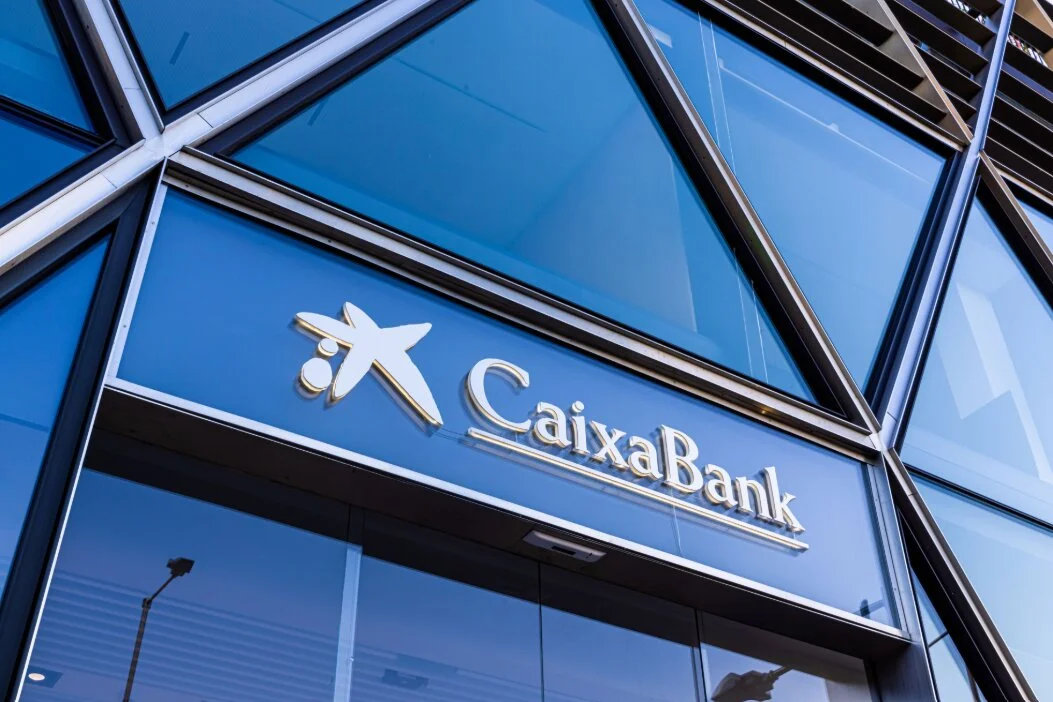 CaixaBank destina 272 millones a recomprar acciones, pero aún le resta margen en su plan