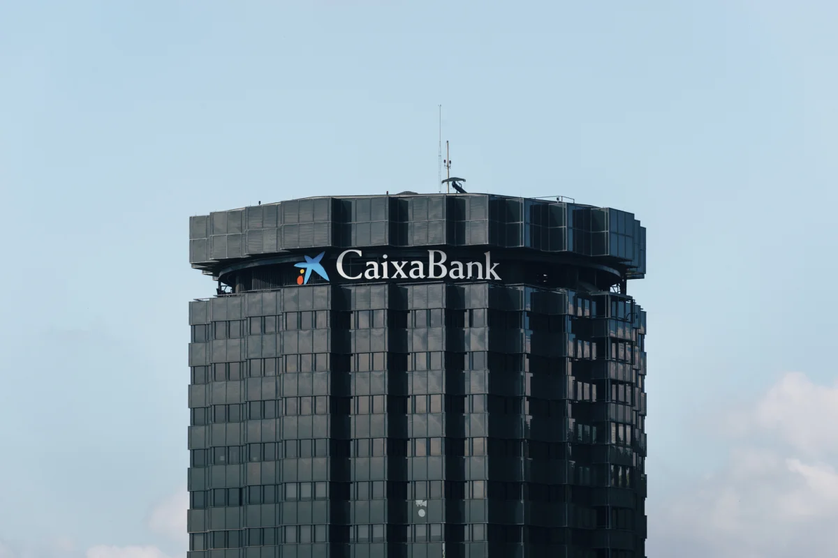 CaixaBank se posiciona como líder en un sector bancario en crisis y corrección