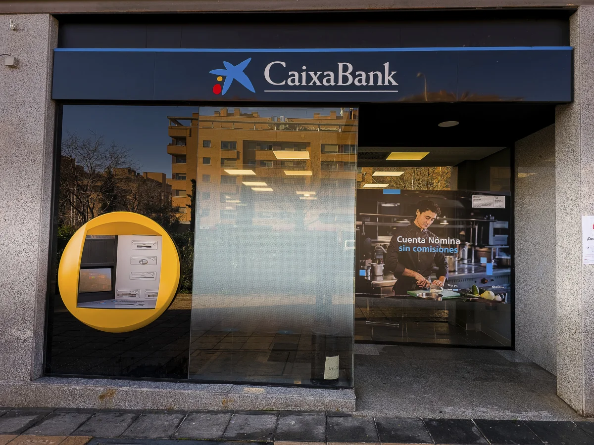 CaixaBank supera los 19 millones de clientes, liderando el sector bancario en España