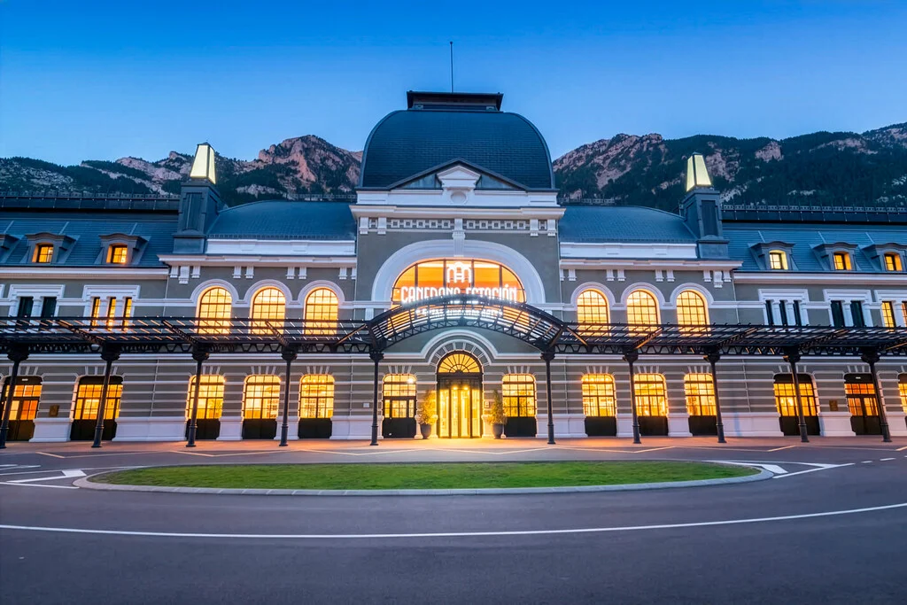 Canfranc renace como hotel de lujo, revitalizando el patrimonio ferroviario europeo