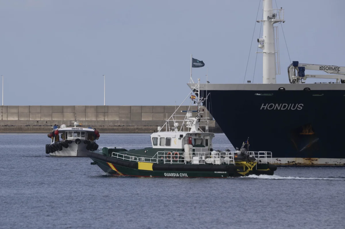 Catorce pasajeros españoles del MV Hondius inician su cuarentena en Madrid tras llegar a Tenerife