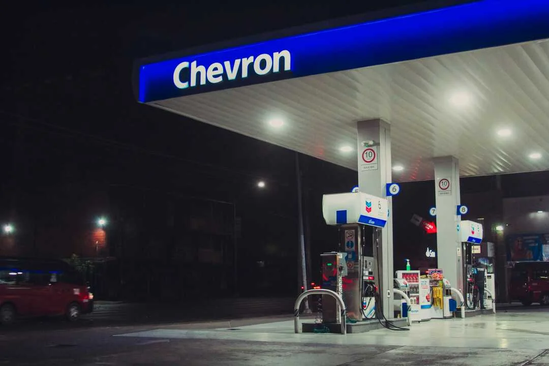 Chevron refuerza la seguridad en sus operaciones con incentivos a empleados en Irán y Venezuela