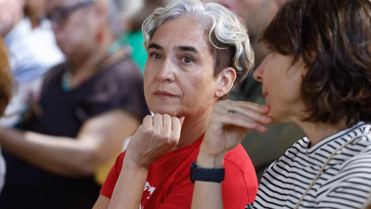 Colau evalúa su futuro político mientras el Frente Amplio busca alianzas con Podemos