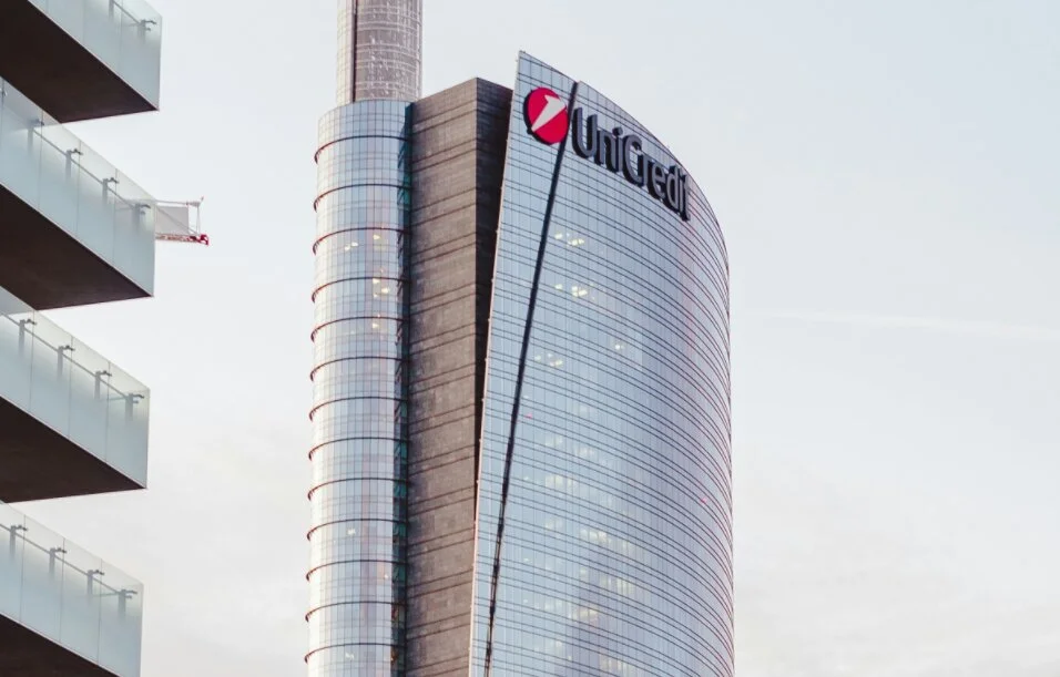 Commerzbank desafía a UniCredit en un mercado turbulento tras la ofensiva de inversión