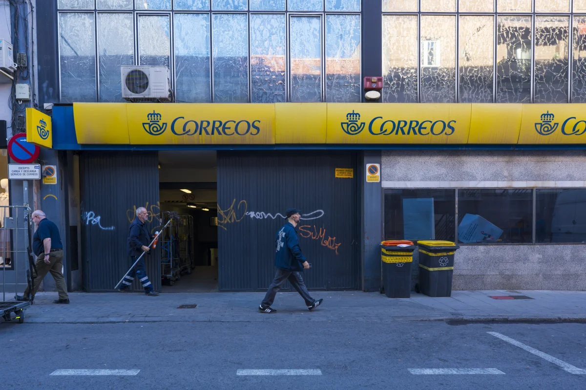 Correos enfrenta crisis: 1.160 millones en pérdidas y largas demoras en envíos