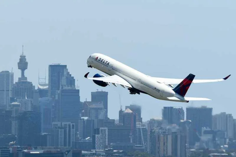 Delta enfrenta una caída del 47% en beneficios a pesar de un aumento del 21% en ingresos