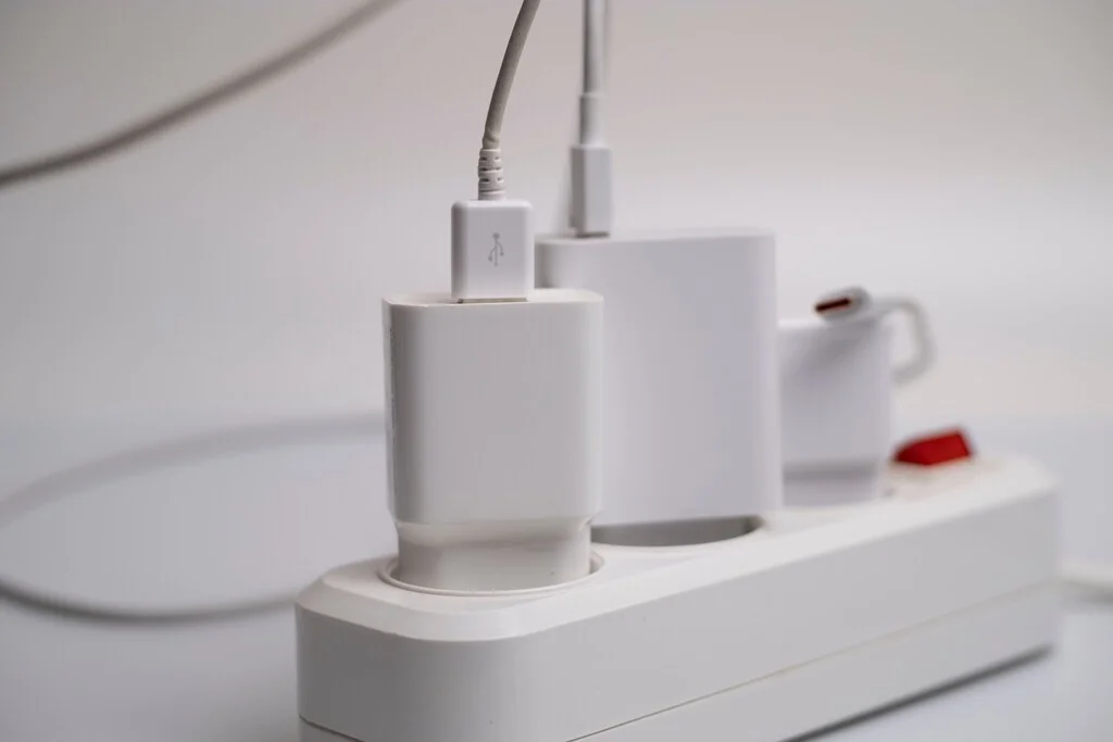 Desconectar el cargador: ahorra energía y prolonga la vida de tus dispositivos