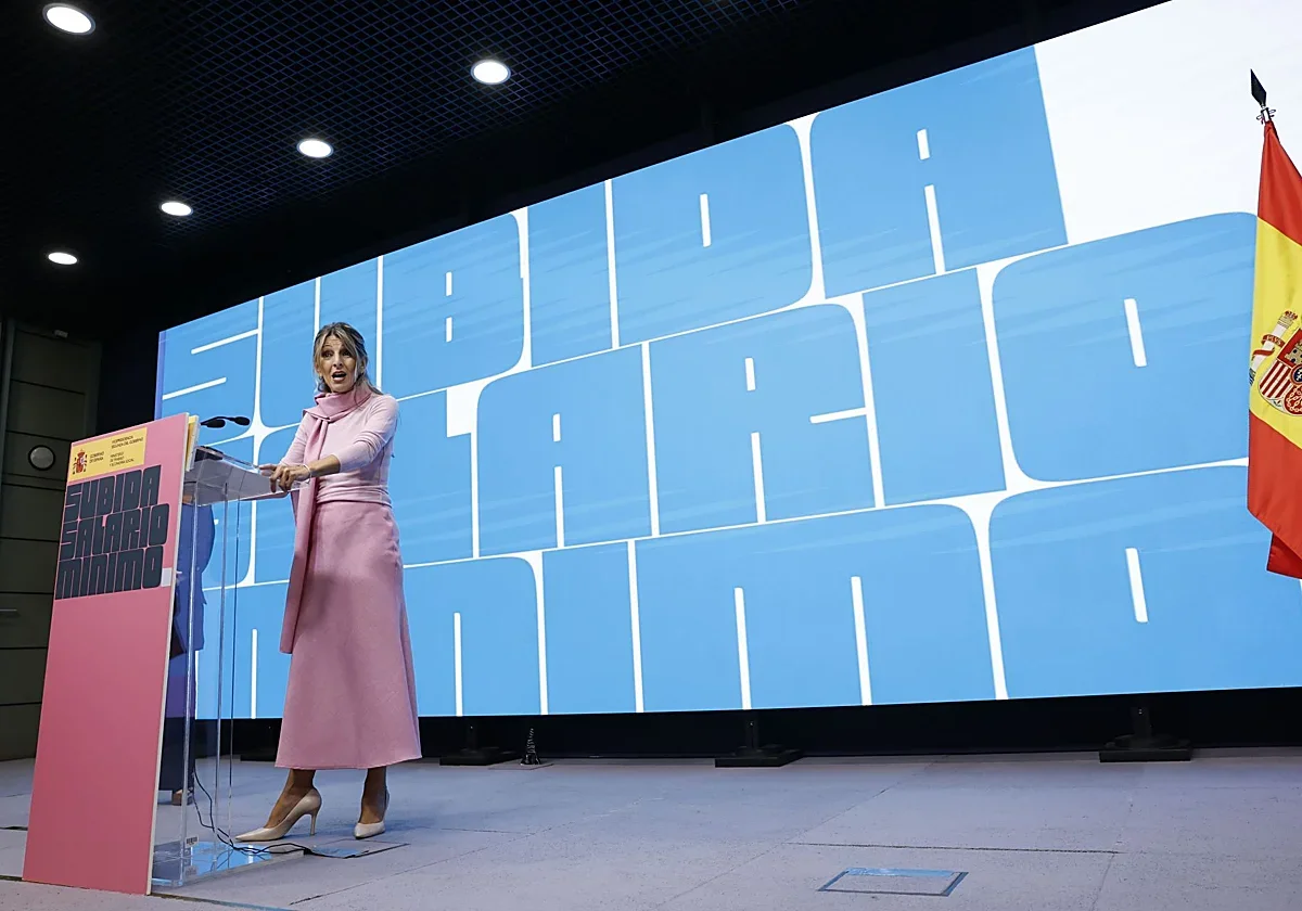 Díaz impulsa la discusión sobre el salario mínimo: expertos prevén aumento inminente