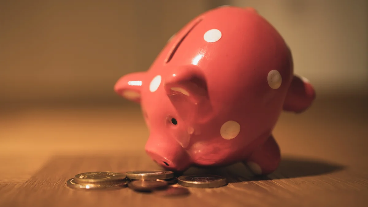 El 65% de los jóvenes españoles no logra ahorrar, revelando una crisis económica profunda.