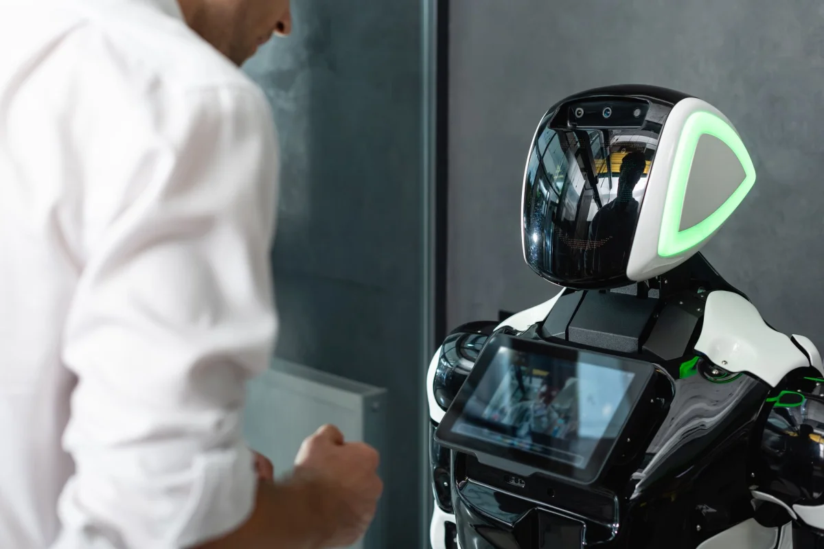 El 79% de las empresas implementan robots inteligentes que transforman la producción física
