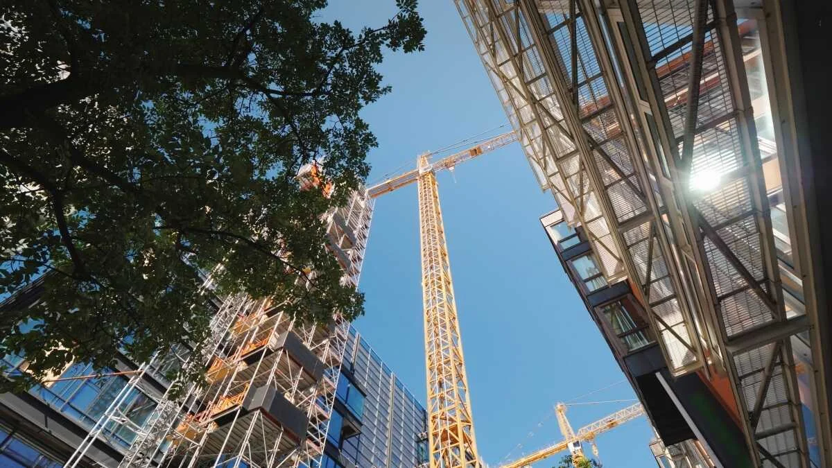 El absentismo en la construcción afecta a las pymes, costando más de 3.500 millones.