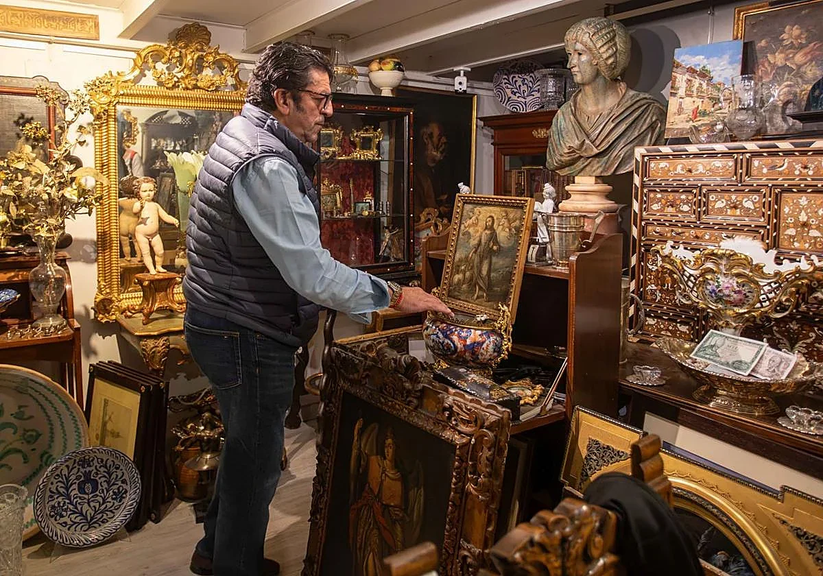 El anticuario granadino que transforma la pasión por las antigüedades en un negocio próspero