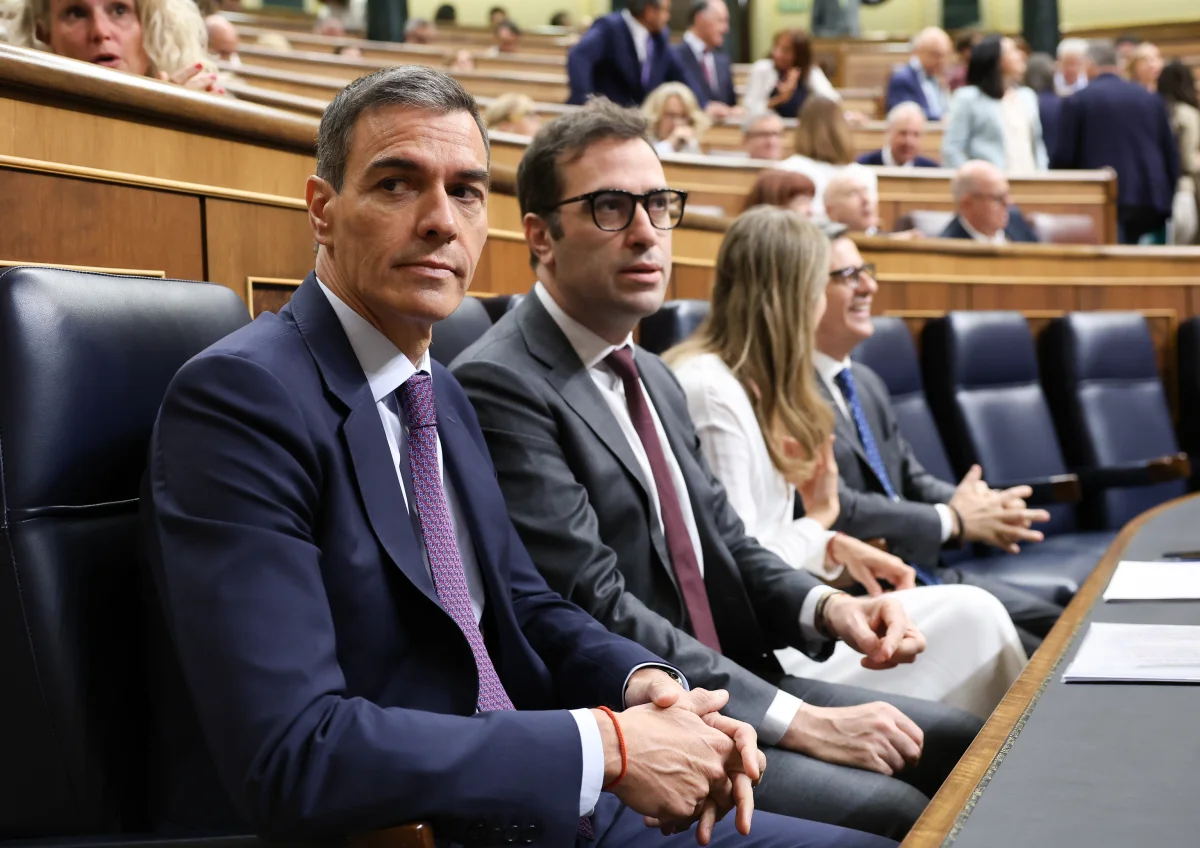 El aumento del carburante obliga al Gobierno a replantear su estrategia anticrisis tras el verano
