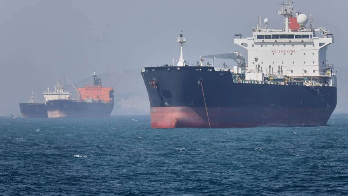 El aumento del petróleo a más de 100 dólares afecta a los precios de combustible en España
