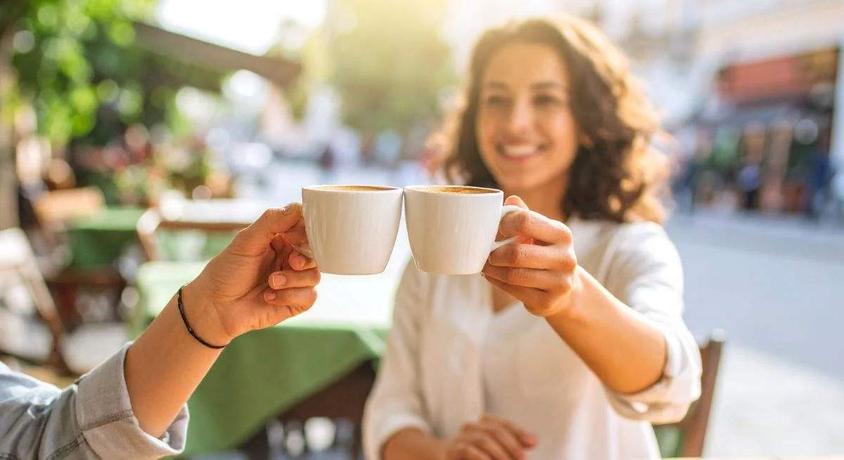 El café al despertar: un mito que puede afectar tu energía matutina según cardiólogo
