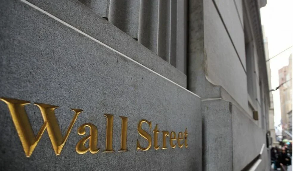 El descenso del Dow Jones refleja la incertidumbre en los mercados por la IA y el estrecho de Ormuz.