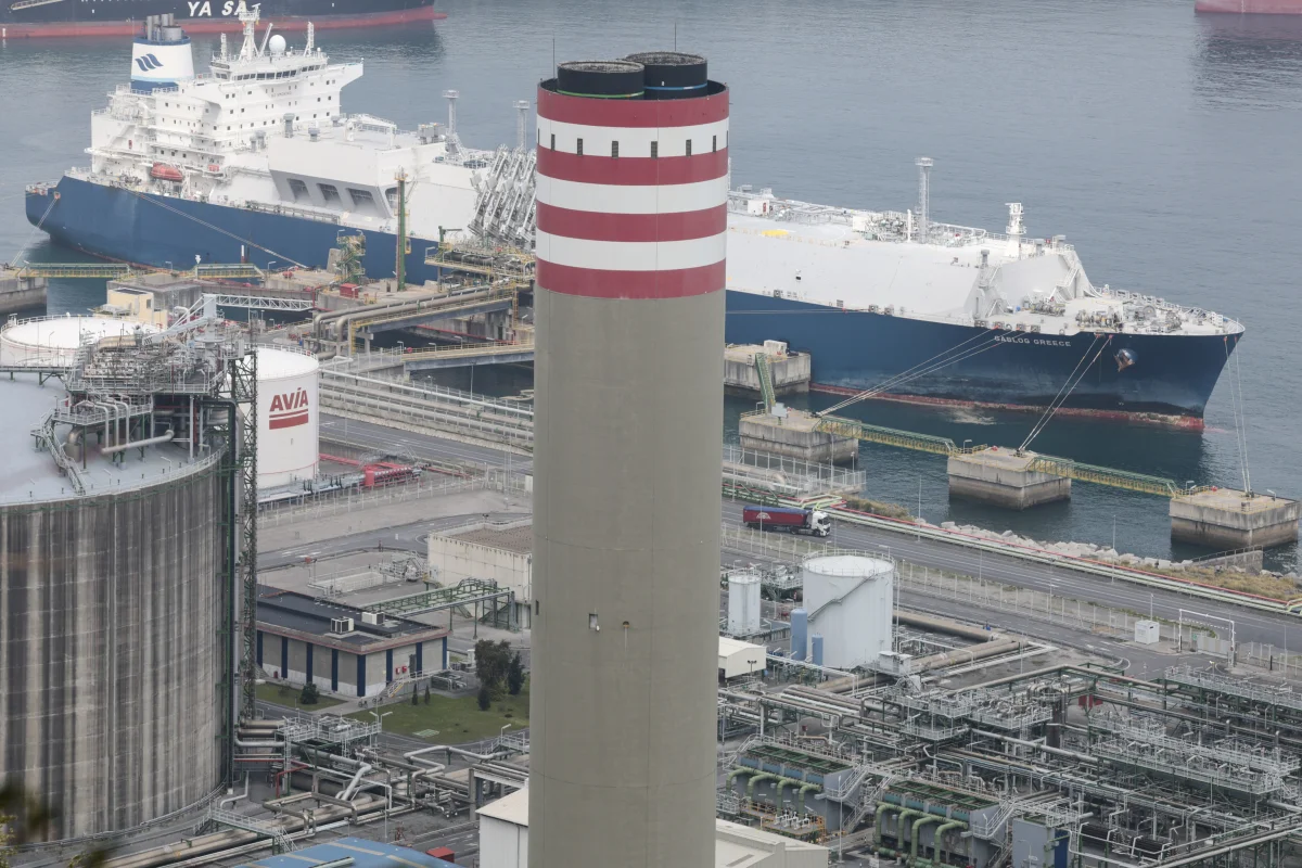 El desplome del 23% en la llegada de gas por barco pone en jaque la seguridad energética de España