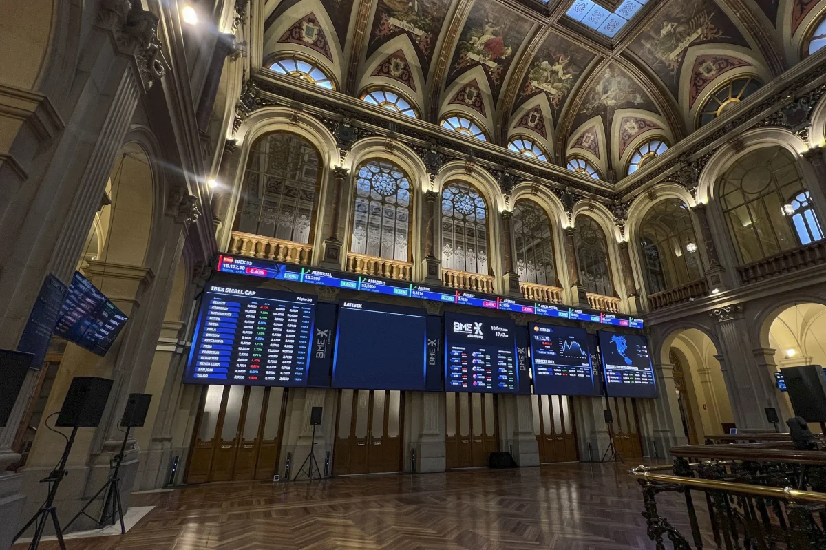 El desplome del Ibex por debajo de 18.100 puntos pone en jaque a los inversores