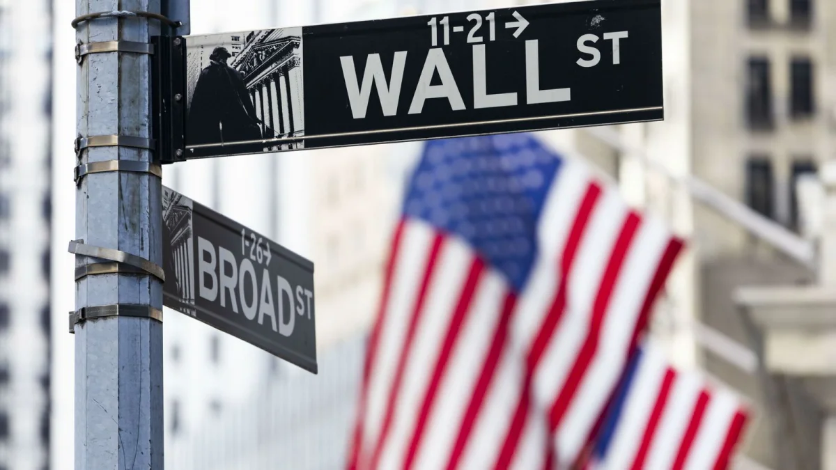 El Dow Jones alcanza un nuevo récord mientras el Nasdaq continúa en descenso semanal.