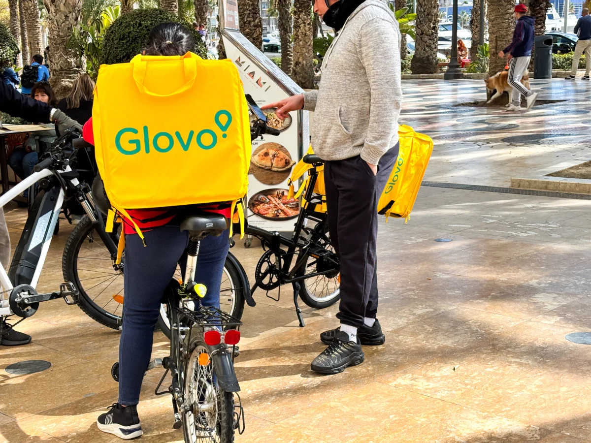 El ERE de Glovo afecta a 750 repartidores, intensificando la crisis en el sector de delivery