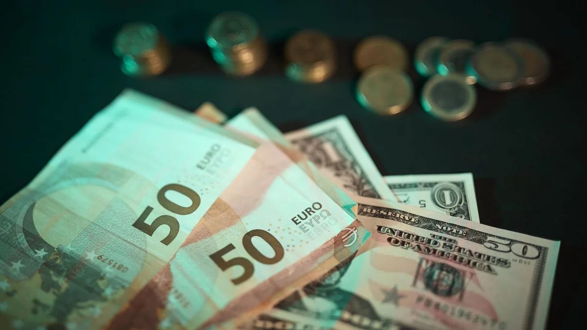 El euro se fortalece a 1,19 dólares, impulsando importaciones y turismo en Europa