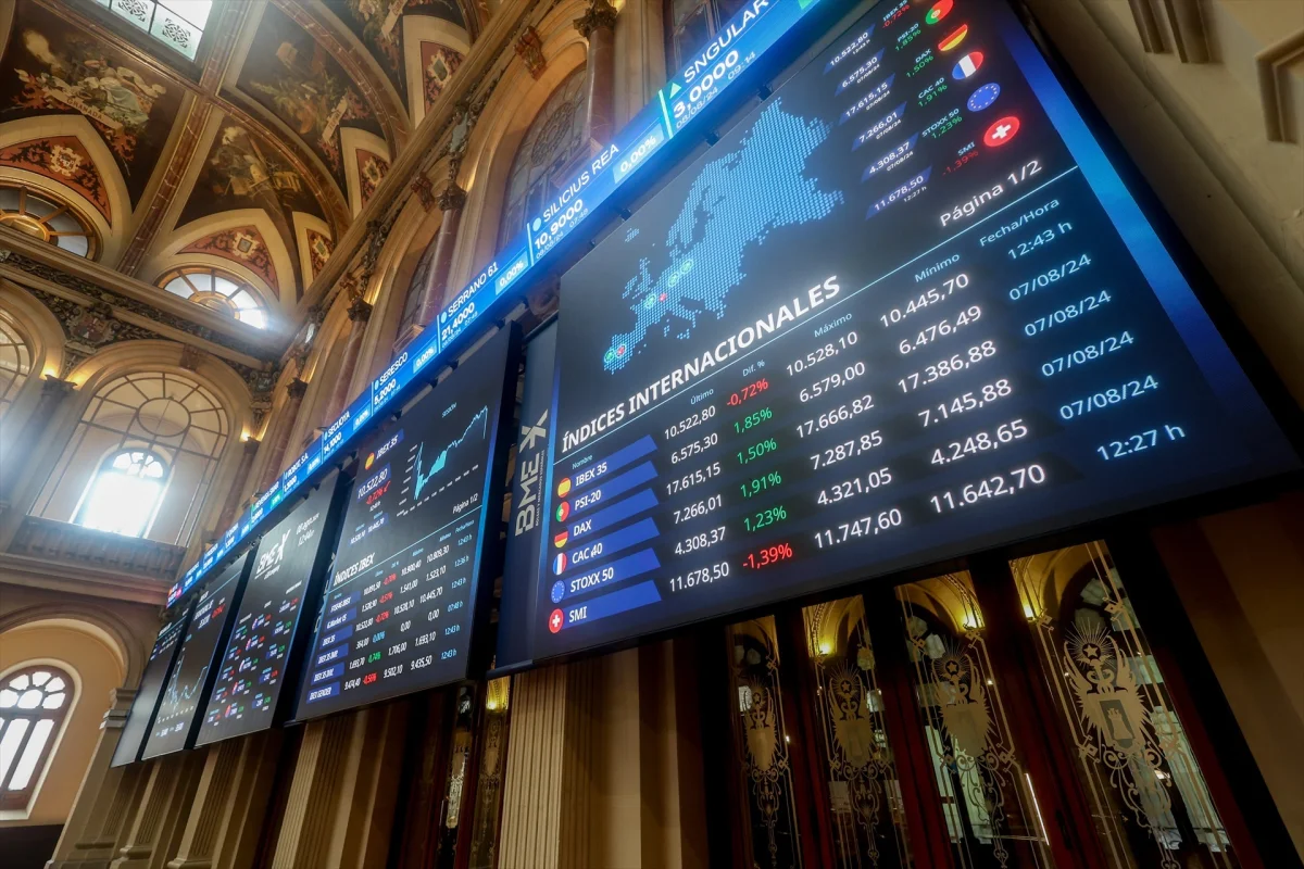 El IBEX 35 alcanza un récord de 17.880 puntos gracias al impulso de CaixaBank