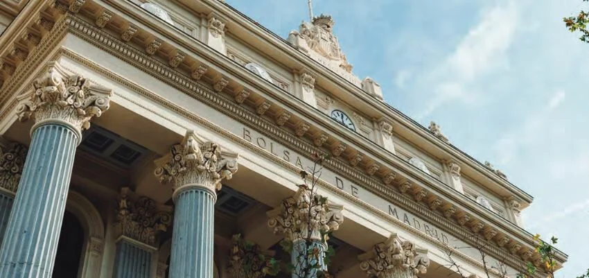 El Ibex 35 marca su mayor subida semanal impulsado por ArcelorMittal y Santander