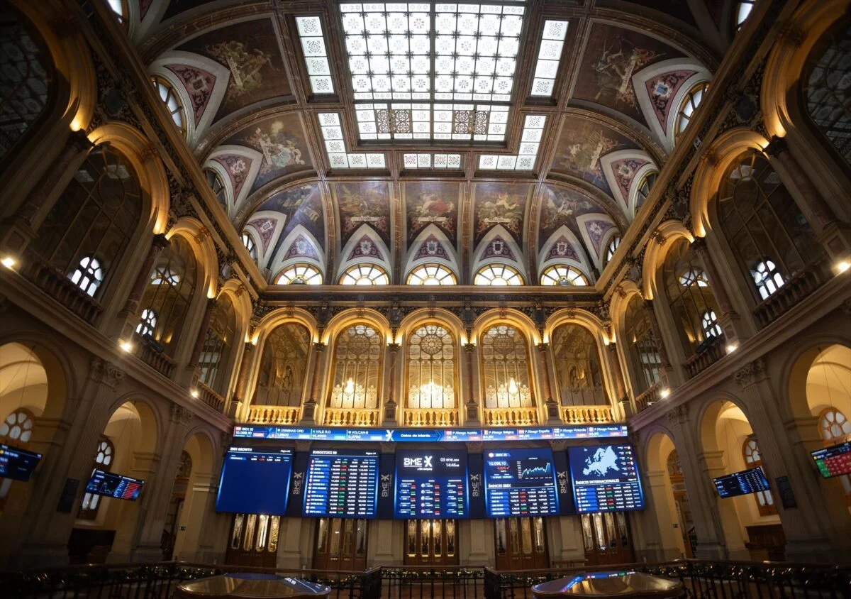 El Ibex 35 pierde 1,64% esta semana y se aleja de los 19.500 puntos clave