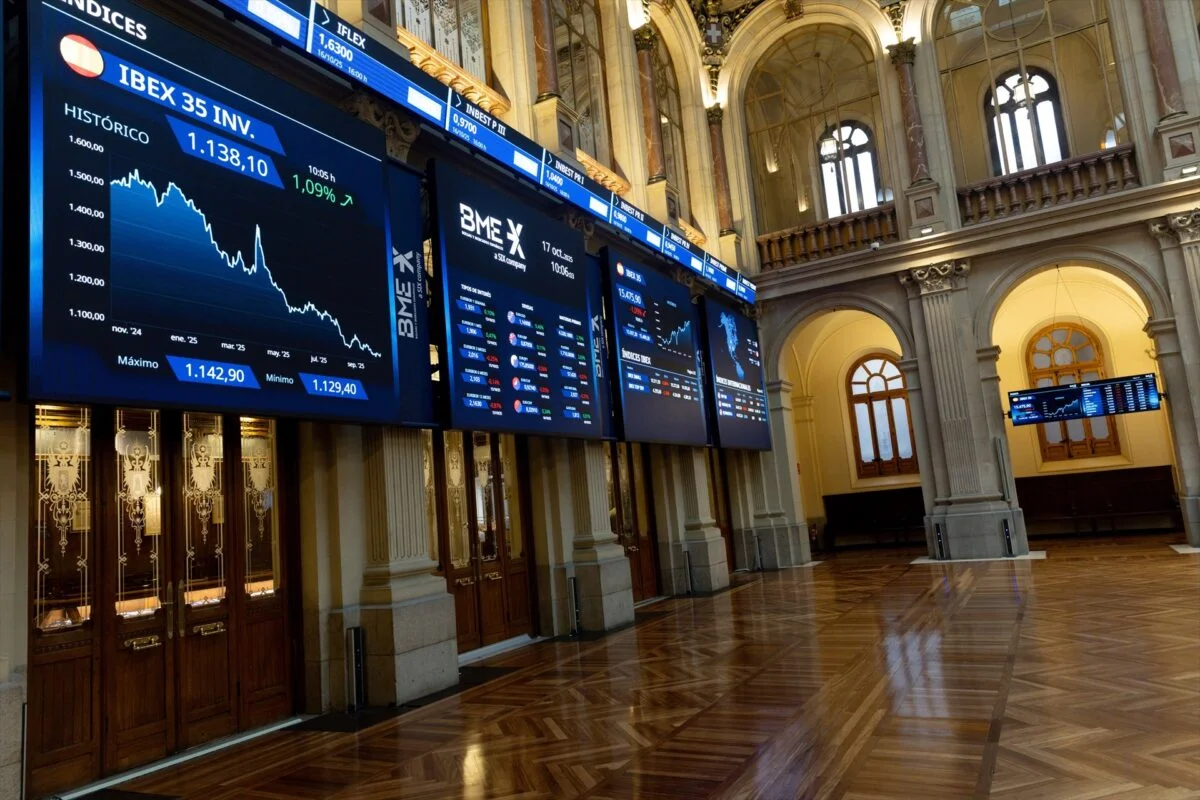 El IBEX 35 pierde un 0,34% en julio, afectando la confianza de los inversores.